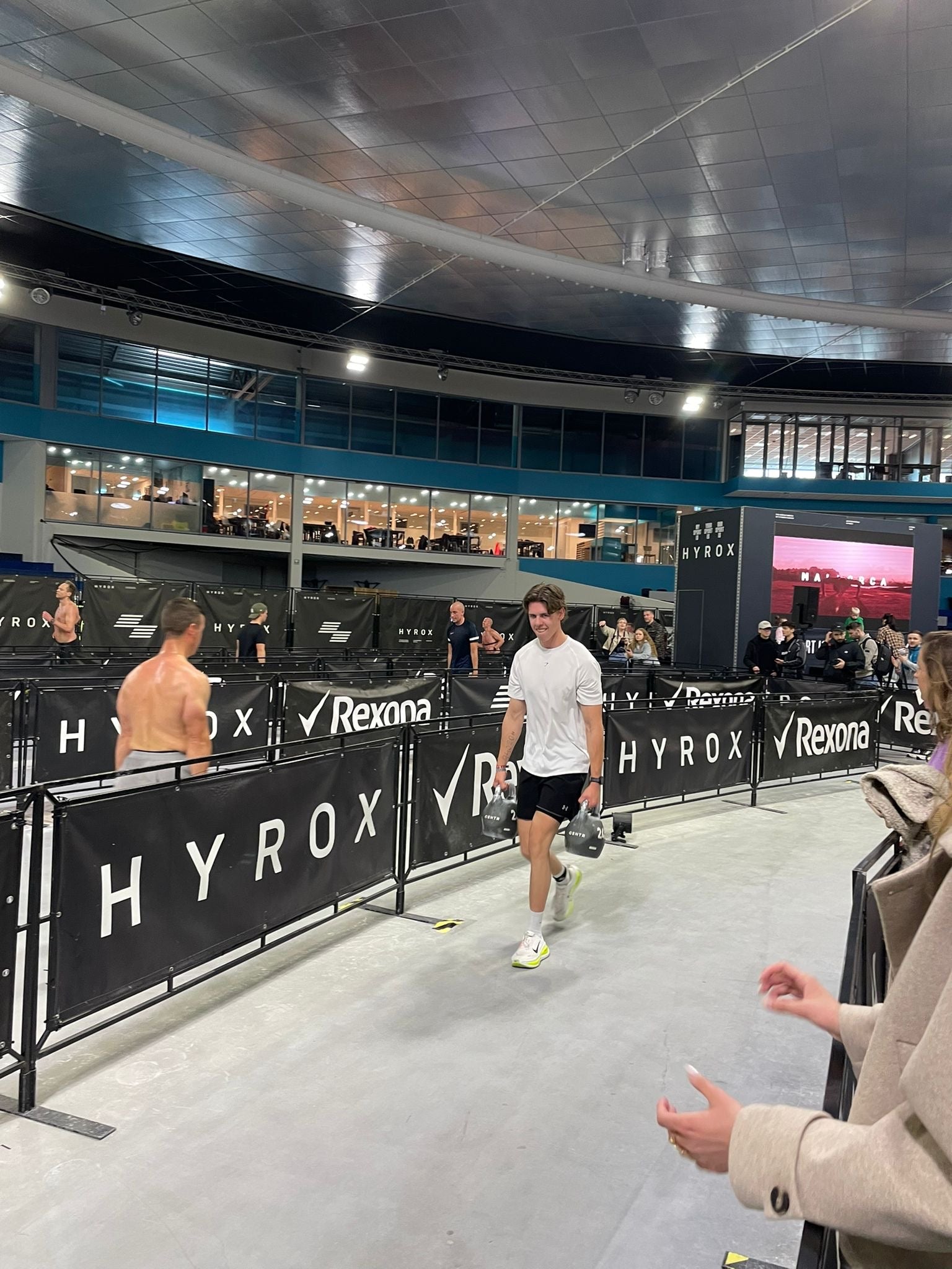 Tristan met kettlebells tijdens HYROX Heerenveen 2026